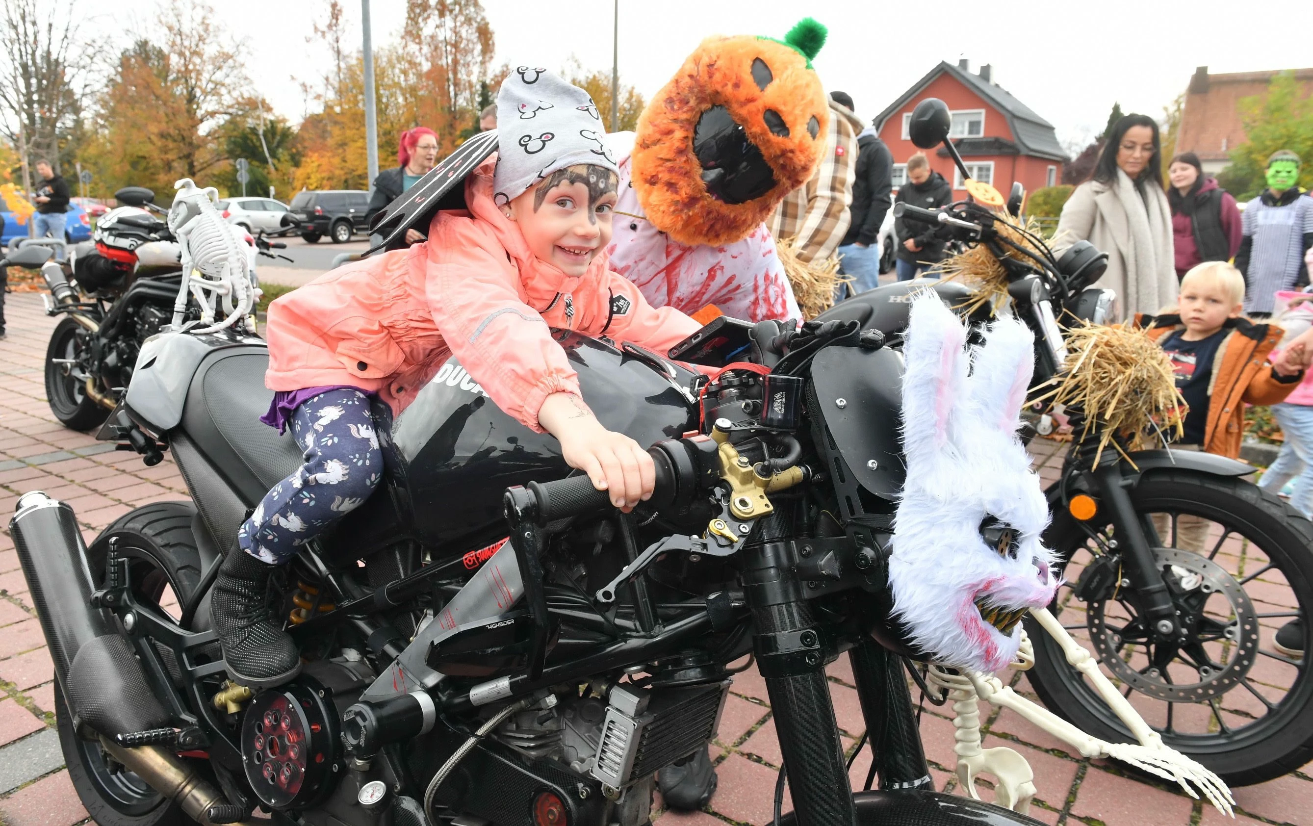 Halloween 2024 in ElbeElster Biker verschenken Süßigkeiten zum