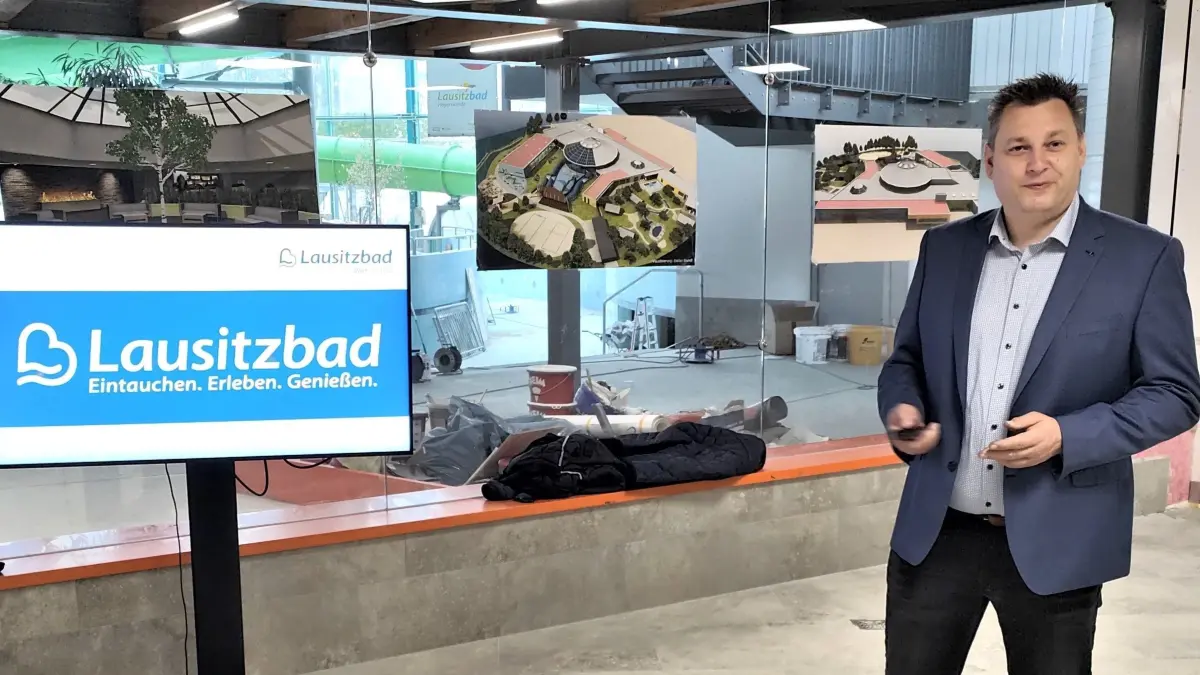Geschäftsführer Matthias Brauer stellt das neue Lausitzbad-Logo vor.