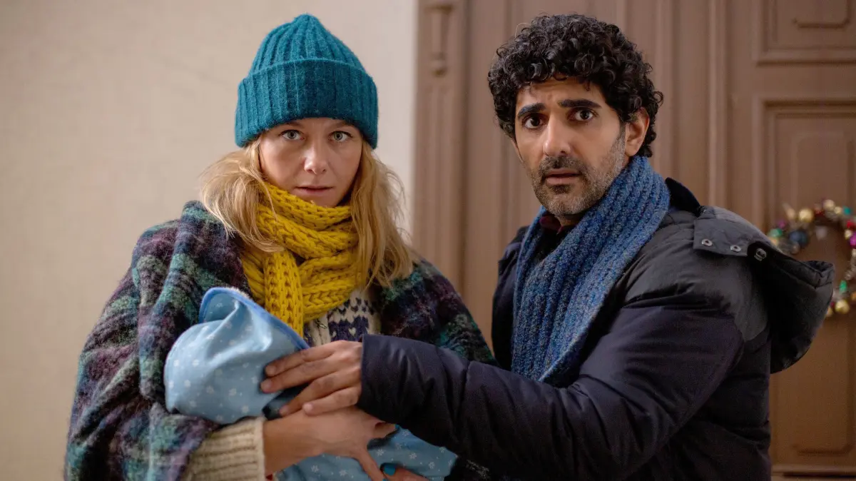 Leonie (Anna Unterberger) und Kian (Reza Brojerdi) finden vor ihrer Haustür ein Findelkind, das offensichtlich für Kian ist.