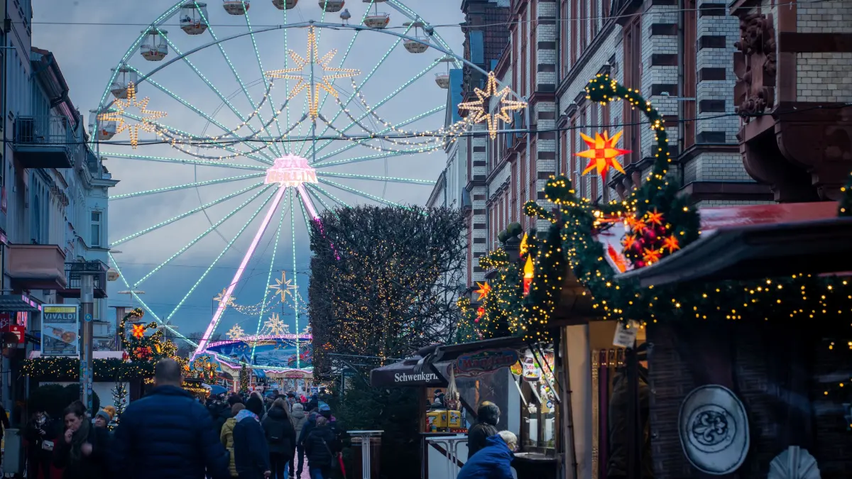 Nur wenige Besucher sind auf dem Weihnachtsmarkt in der Landeshauptstadt unterwegs. Seit dem 01.12.2021 gelten in Mecklenburg-Vorpommern die 2G-plus-Regelung für Weihnachtsmärkte. +++ dpa-Bildfunk +++