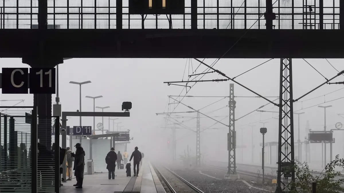Trübes Herbstwetter in Sachsen: 04.11.2024, Sachsen, Leipzig: Reisende warten im Nebel auf dem Leipziger Hauptbahnhof. Die Meteorologen vom Deutschen Wetterdienst sagen für den Wochenstart noch Früh- und Hochnebel voraus. Wo der Nebel abzieht, soll die Sonne scheinen. Foto: Jan Woitas/dpa +++ dpa-Bildfunk +++