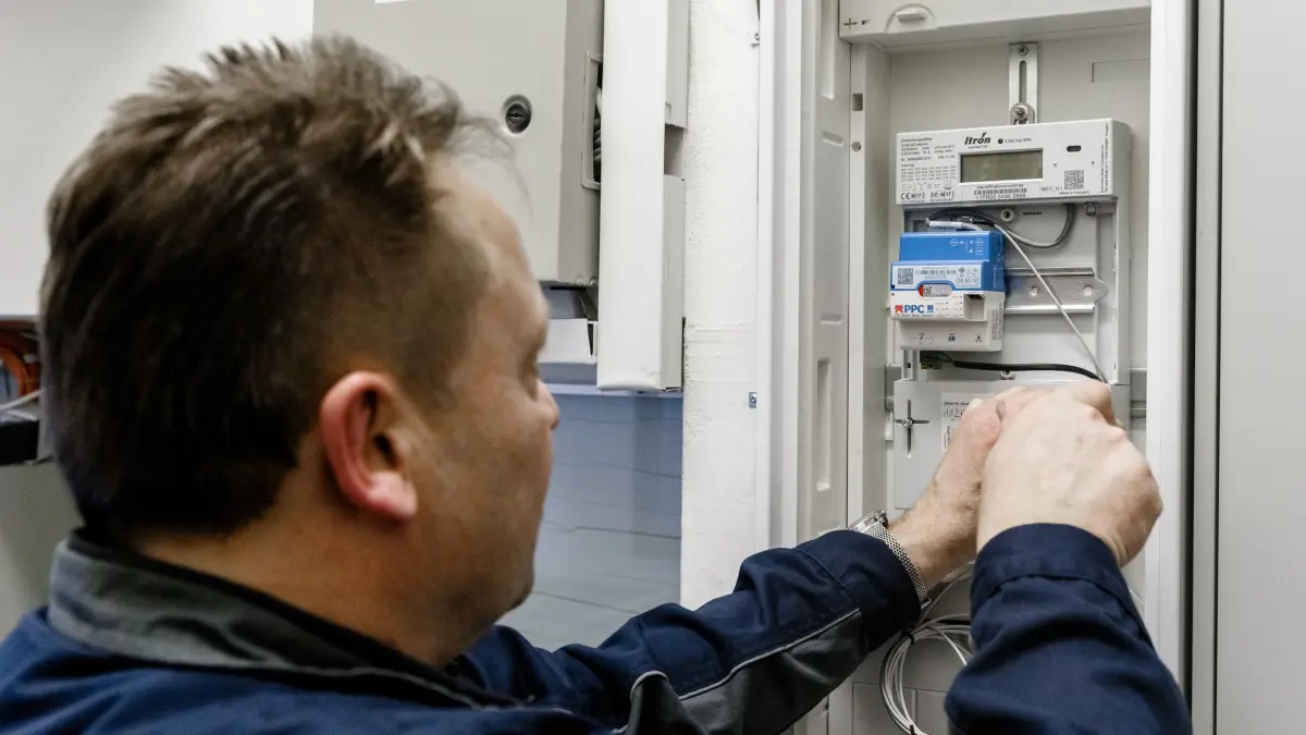 Montage eines digitalen Stromzählers: ARCHIV - Dank der Smart Meter können Netzbetreiber ihr Stromnetz besser auslasten. (zu dpa: «Smart Meter auf dem Vormarsch: Was Sie dazu wissen müssen») Foto: Markus Scholz/dpa/dpa-tmn - Honorarfrei nur für Bezieher des dpa-Themendienstes +++ dpa-Themendienst +++