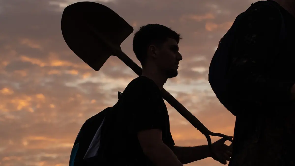 Nach den Überschwemmungen in Spanien: 05.11.2024, Spanien, Valencia: Zwei Personen kehren nach Valencia zurück, nachdem sie bei den Aufräumarbeiten in den vom Unwetter am stärksten betroffenen Gebieten geholfen haben. Foto: Alejandro Martinez Velez/EUROPA PRESS/dpa +++ dpa-Bildfunk +++