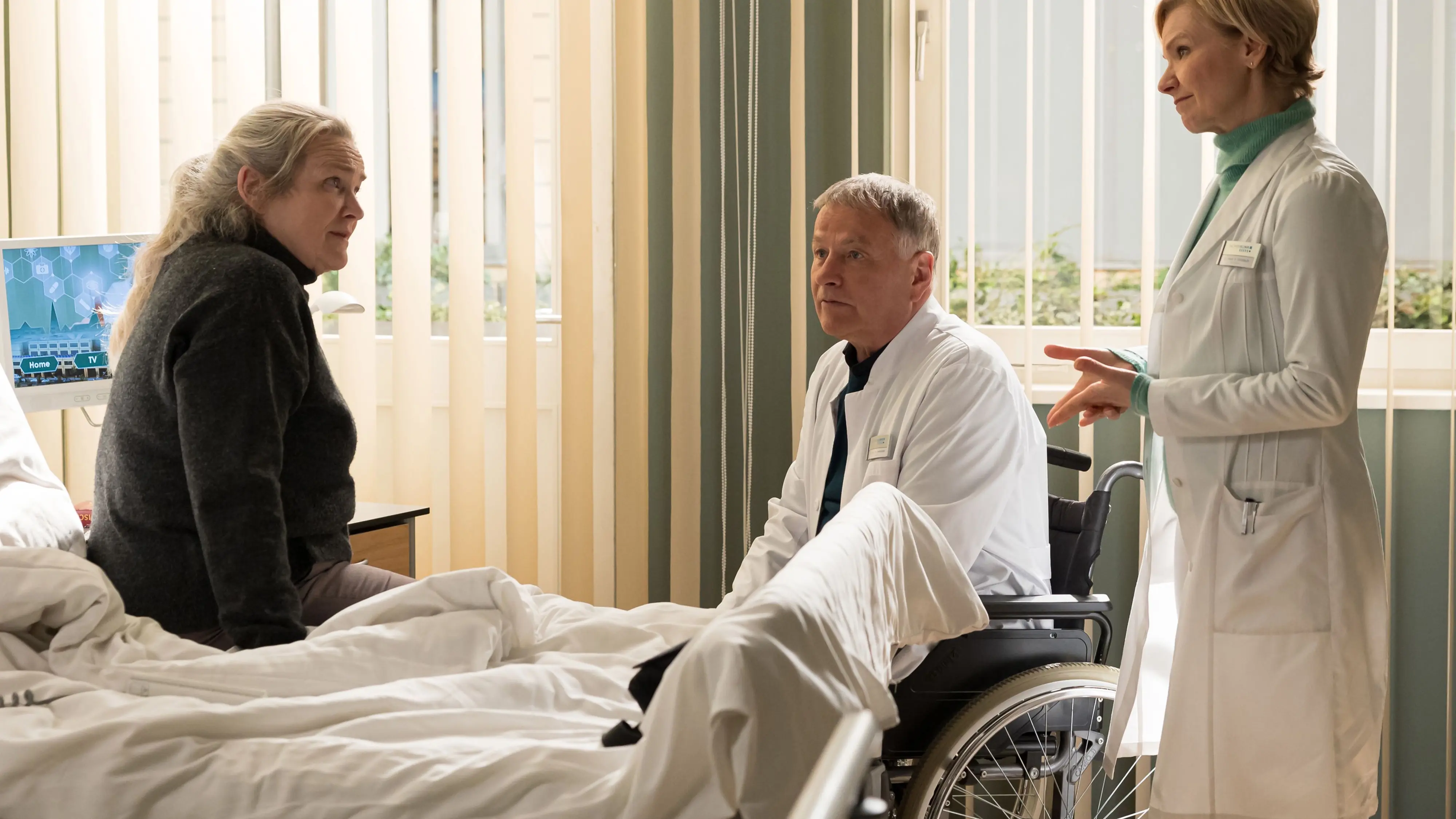 ARD/MDR IN ALLER FREUNDSCHAFT 1071, "Vertrauen ist gut", am Dienstag (12.11.24) um 21:00 Uhr im ERSTEN. Ab 05.11.2024, 21:00 Uhr in der ARD-Mediathek
Dr. Roland Heilmann (Thomas Rühmann, mi.) und Dr. Kathrin Globisch (Andrea Kathrin Loewig, re.) haben große Mühe, Anna Maas (Petra Welteroth, li.) von weiteren Untersuchungen zu überzeugen. Die Taxifahrerin war wegen ihrer Magenschmerzen schon bei so vielen Ärzten, dass ihr Vertrauen reichlich erschöpft ist.
© MDR/Saxonia Media/Rudolf Wernicke, honorarfrei - Verwendung gemäß der AGB im engen inhaltlichen, redaktionellen Zusammenhang mit genannter MDR-Sendung bei Nennung "Bild: MDR/Saxonia Media/Rudolf Wernicke" (S2+). MDR/HA Kommunikation, 04360 Leipzig, Tel: (0341) 300 6477 oder - 6463