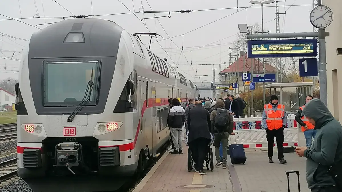 Gut für den morgendlichen Berufsverkehr in Richtung Berlin: Der IC nach Warnemünde ist auf dem Bahnhof in Elsterwerda noch abgefertigt worden.