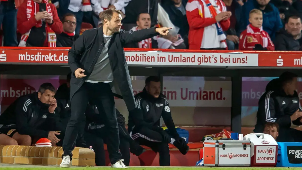 Bo Svensson: ARCHIV - 27.10.2024, Berlin: Fußball: Bundesliga, 1. FC Union Berlin - Eintracht Frankfurt, 8. Spieltag, An der Alten Försterei. Trainer Bo Svensson von Union Berlin steht gestikulierend am Spielfeldrand. (zu dpa: «Unions Svensson: Freiburg unter Schuster «Tick» verändert») Foto: Andreas Gora/dpa +++ dpa-Bildfunk +++