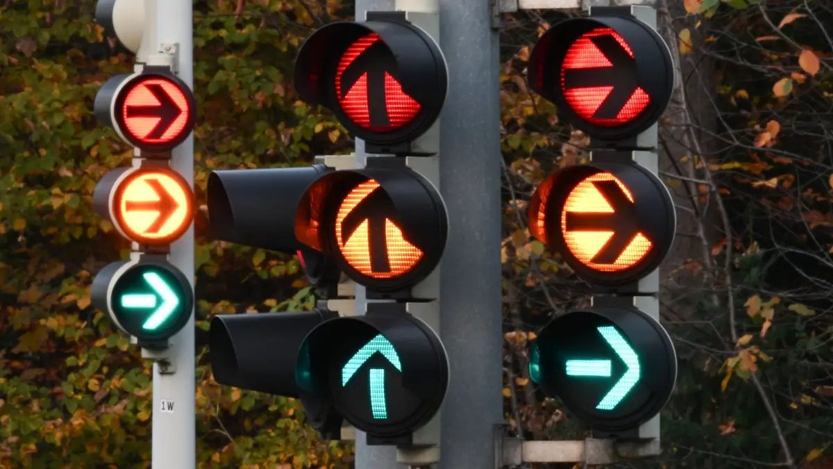 Ampel: SYMBOLBILD - 04.11.2024, Baden-Württemberg, Stuttgart: Verkehrsampeln leuchten in rot, grün und gelb (Aufnahme mit Langzeitbelichtung). (zu dpa: «Ampel in Rheinland-Pfalz steht zusammen») Foto: Bernd Weißbrod/dpa +++ dpa-Bildfunk +++