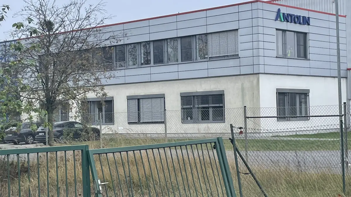 Die Niederlassung der Antolin-Gruppe im Gewerbegebiet Massen produziert für BMW Türinnenverkleidungen und Sonnenblenden.