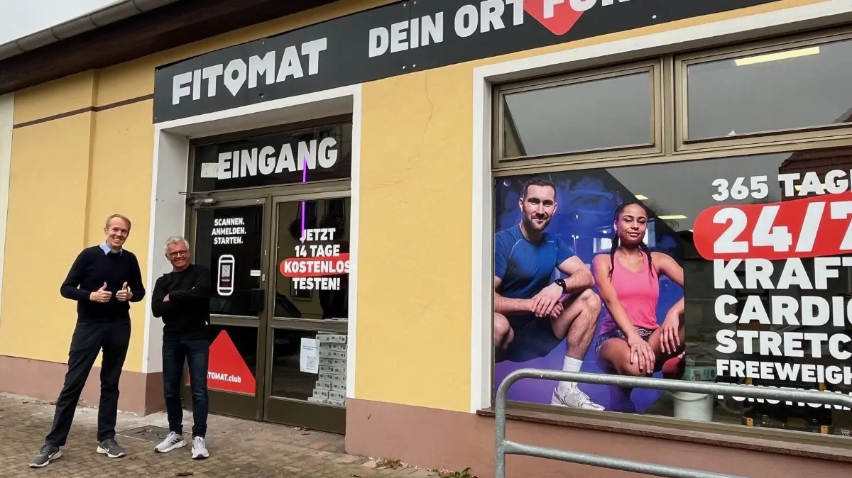 Franchisenehmer Daniel John (links im Bild) gemeinsam mit einem der zukünftigen Personaltrainer Jens Scheithauer. Der studierte Sportwissenschaftler will den Mitgliedern unter die Arme greifen.