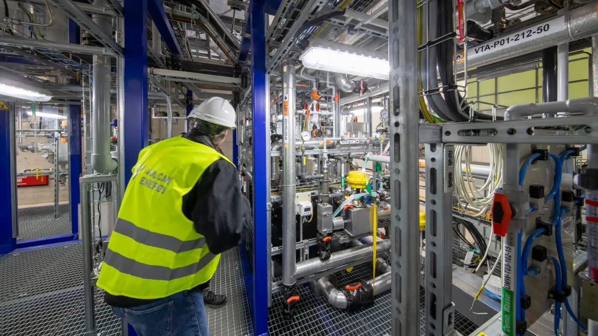 Unternehmen Vulcan Energie eröffnet Lithiumhydroxid-Anlage: 08.11.2024, Hessen, Frankfurt/M.: Ein Mitarbeiter des Startups Vulcan Energy steht in einem Versuchslabor. Das Unternehmen nahm im Industriepark Frankfurt-Höchst eine Demonstrationsanlage in Betrieb, die Lithiumhydroxid fertigt. Foto: Helmut Fricke/dpa +++ dpa-Bildfunk +++