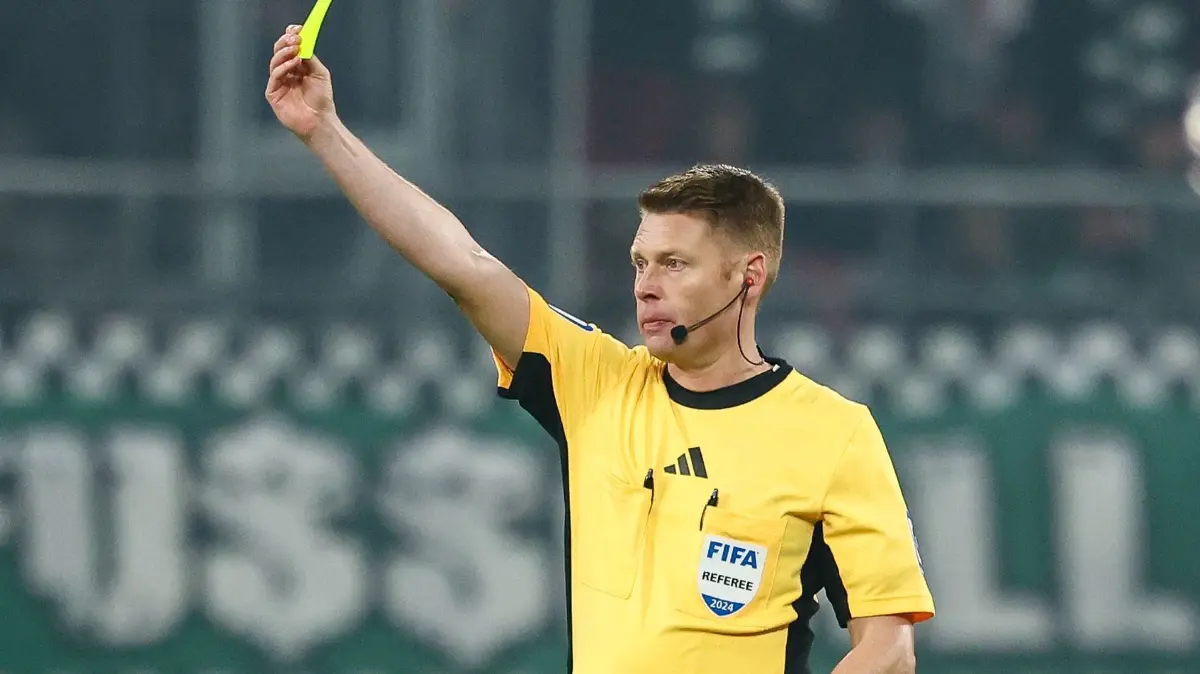 RB Leipzig - Borussia Mönchengladbach: 09.11.2024, Sachsen, Leipzig: Fußball: Bundesliga, RB Leipzig - Borussia Mönchengladbach, 10. Spieltag in der Red Bull Arena. Schiedsrichter Christian Dingert zeigt die Gelbe Karte. Foto: Jan Woitas/dpa - WICHTIGER HINWEIS: Gemäß den Vorgaben der DFL Deutsche Fußball Liga bzw. des DFB Deutscher Fußball-Bund ist es untersagt, in dem Stadion und/oder vom Spiel angefertigte Fotoaufnahmen in Form von Sequenzbildern und/oder videoähnlichen Fotostrecken zu verwerten bzw. verwerten zu lassen. +++ dpa-Bildfunk +++