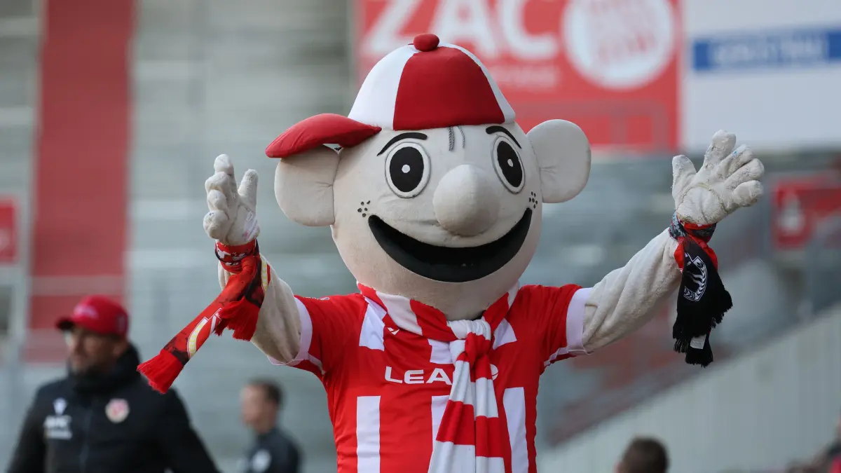 Fussball 3. Liga 2024/2025 FC Energie Cottbus - Borussia Dortmund II: FCE-Maskottchen Lauzi