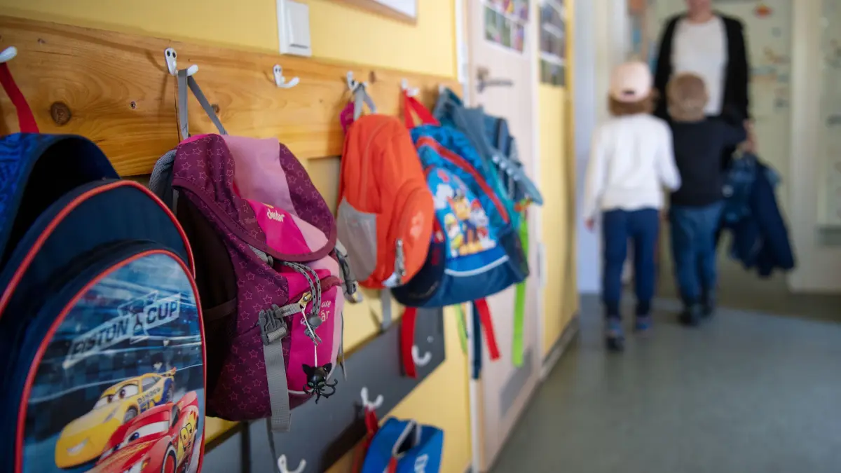 Kinderrucksäcke hängen im Eingangsbereich eines Kindergartens. (Zu dpa "Viele Kommunen in Brandenburg wollen mehr Kita-Plätze schaffen") +++ dpa-Bildfunk +++