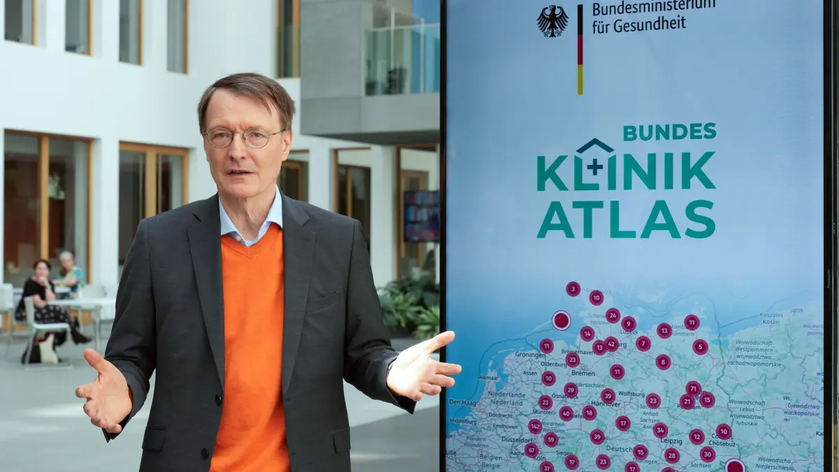 Klinik-Atlas: ARCHIV - 17.05.2024, Berlin: Karl Lauterbach (SPD), Bundesminister für Gesundheit, stellt vor Beginn einer Pressekonferenz den Bundes-Klinik-Atlas vor. (zu dpa: «Klinik-Atlas aktualisiert und erweitert») Foto: Soeren Stache/dpa +++ dpa-Bildfunk +++