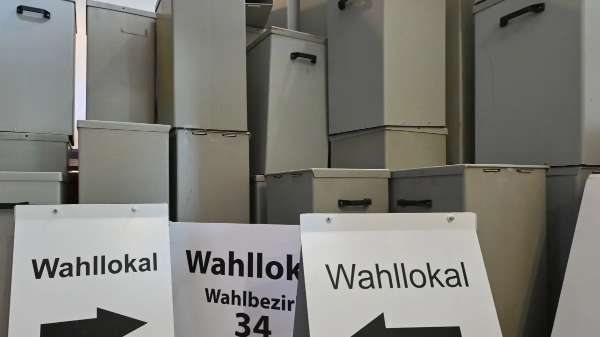 Vorschau auf die Landtagswahl in Brandenburg: ARCHIV - 10.09.2024, Brandenburg, Frankfurt (Oder): Wahlurnen und -schilder stehen in einem Lager der Stadtverwaltung der kreisfreien Stadt Frankfurt (Oder). Am 22. September ist Landtagswahl in Brandenburg. (zu dpa: «Was hinter dem Gezerre um den Wahltermin steckt») Foto: Patrick Pleul/dpa +++ dpa-Bildfunk +++