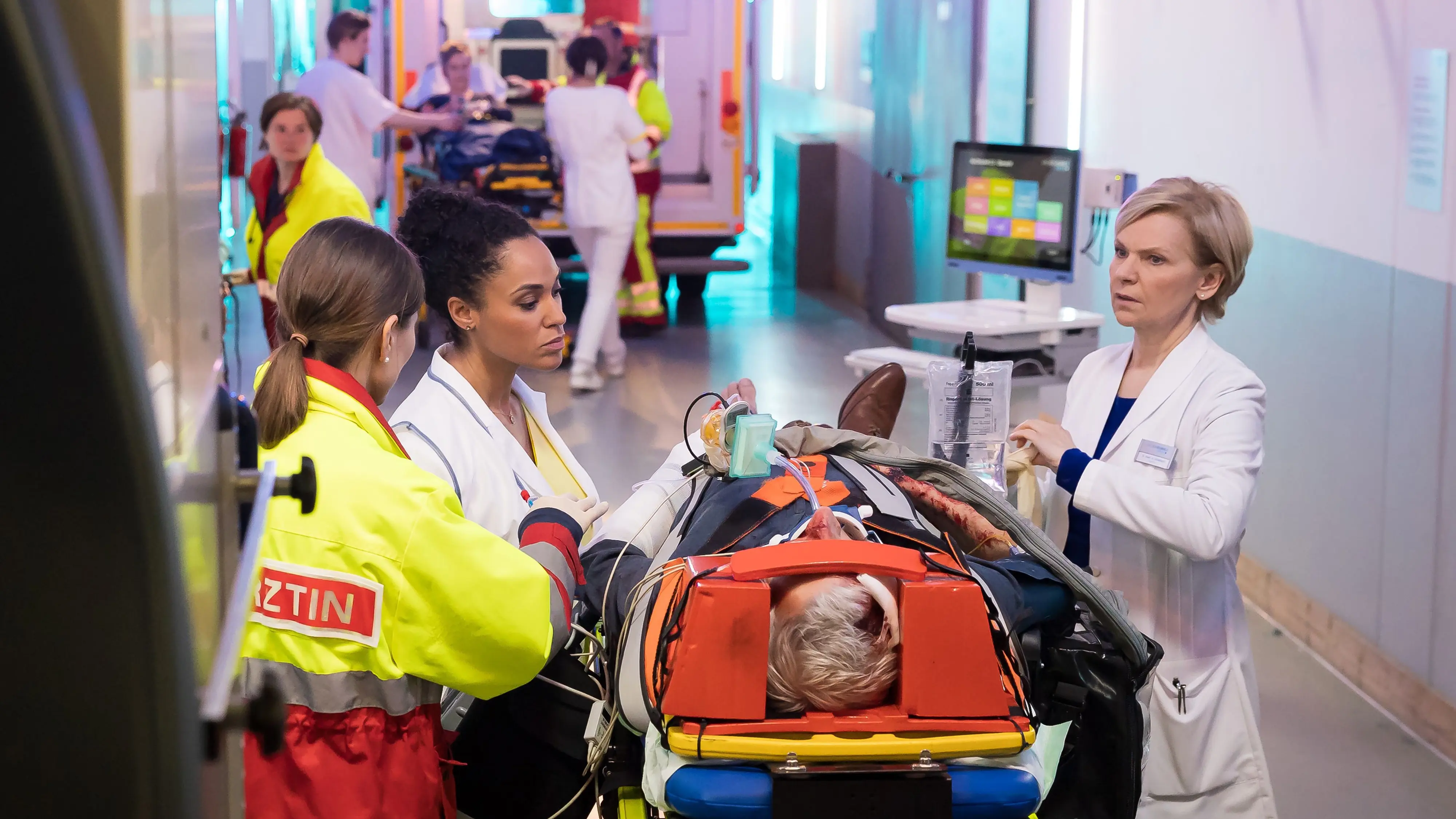 ARD/MDR IN ALLER FREUNDSCHAFT (1072), "Vollgas", am Dienstag (19.11.24) um 21:00 Uhr im ERSTEN.
Dr. Lucia Böhm (Vanessa Rottenburg, 2.v.li.) und Dr. Kathrin Globisch (Andrea Kathrin Loewig, re.) sichten die Patienten, die nach dem Massenunfall in der Sachsenklinik ankommen. Alles funktioniert Hand in Hand und sehr koordiniert.
© MDR/Rudolf Wernicke, honorarfrei - Verwendung gemäß der AGB im engen inhaltlichen, redaktionellen Zusammenhang mit genannter MDR-Sendung bei Nennung "Bild: MDR/Rudolf Wernicke" (S2+). MDR/HA Kommunikation, 04360 Leipzig, Tel: (0341) 300 6477 oder - 6463