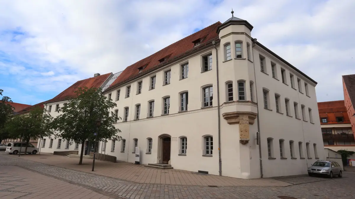 Prozess um die Vergewaltigung von Spaziergängerinnen: ARCHIV - 26.06.2018, Bayern, Memmingen: Das Memminger Landgericht. (zu dpa: «34-Jährige wegen Mordes an Ehemann verurteilt») Foto: Karl-Josef Hildenbrand/dpa +++ dpa-Bildfunk +++