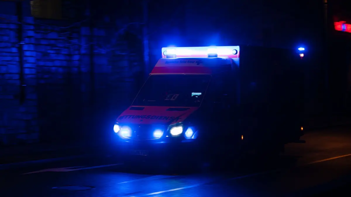 Rettungswagen im Einsatz - Symbolbild: ARCHIV - 03.02.2021, Bayern, Würzburg: Ein Krankenwagen fährt mit Blaulicht durch eine Straße in der Nacht. (zu dpa: «Rettungswagen verliert zwei Räder – Mordkommission ermittelt») Foto: Nicolas Armer/dpa +++ dpa-Bildfunk +++