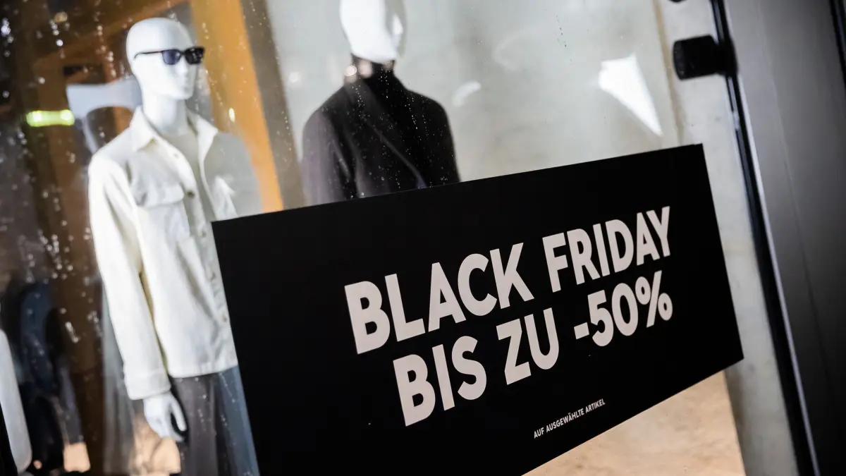 Black Friday: ARCHIV - 24.11.2023, Berlin: Ein Plakat zu Black Friday ist im Schaufenster eines Bekleidungsgeschäftes am Kurfürstendamm zu sehen. (zu dpa: «Handel erwartet knappe Milliarde Umsatz rund um Black Friday») Foto: Christoph Soeder/dpa +++ dpa-Bildfunk +++