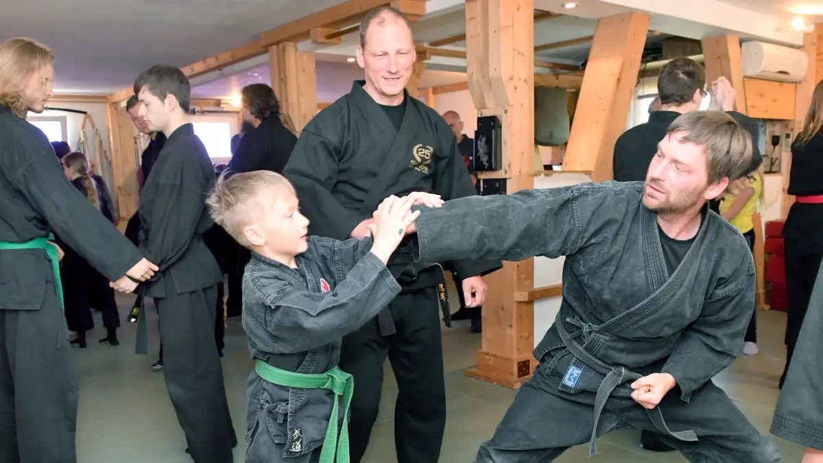 Klein gegen Groß - alle Altersgruppen trainieren im Kuroi-Tora-Dojo-Kampfsportverein Elsterwerda. Daneben werden auch alltagstaugliche Kurse für Nichtmitglieder angeboten. Vereinsvorsitzender Thomas Stolz (M.) beaufsichtigt das Training.