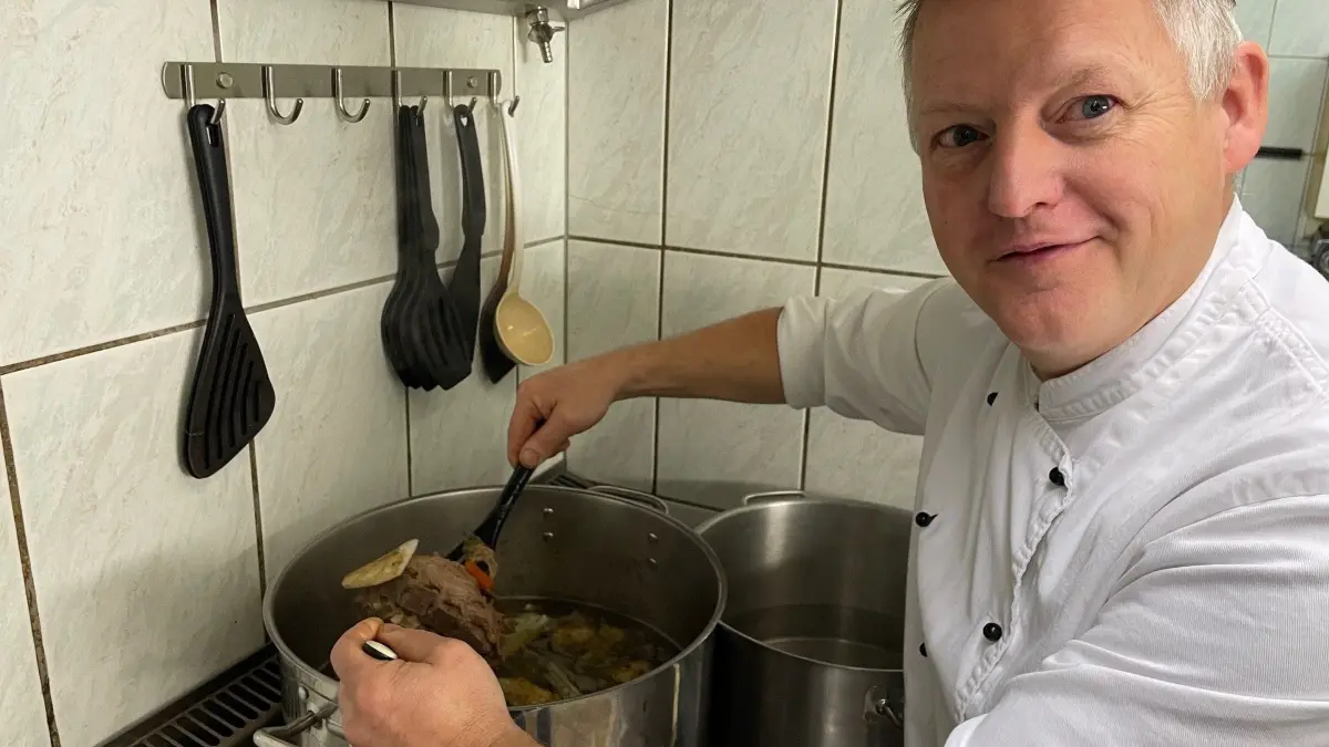 Michael Ihlo aus der Gaststätte "Zum Elstertal" in Zeischa bietet diesmal auch Flecke auf der Suppenmeile in Elsterwerda an.