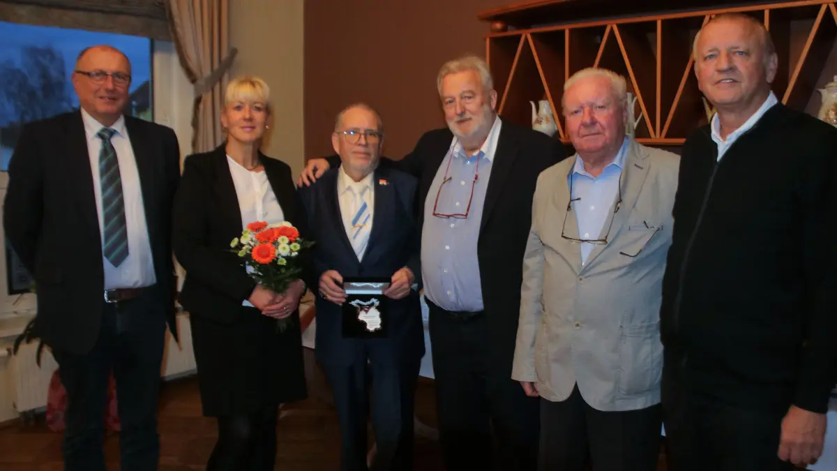 Hier war die Welt scheinbar noch in Ordnung: Detlev Leissner wird für 25 Jahre Vorsitz beim Kreissportbund gratuliert. V.l.: Edgar Buchwald, Petra Köckritz, Detlev Leissner, Wolfgang Geister, Andreas Gerlach, Vorstandsvorsitzender des Landessportbundes.