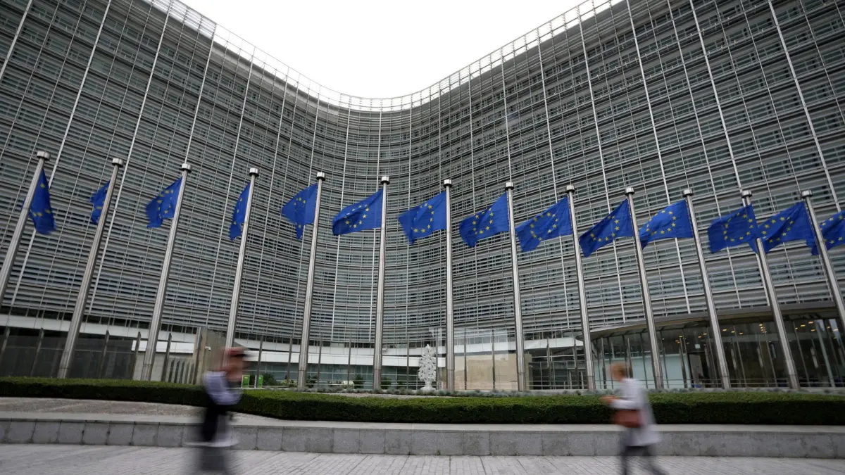 ARCHIV - 20.09.2023, Belgien, Brüssel: EU-Fahnen flattern im Wind, während Fußgänger am EU-Hauptsitz vorbeigehen. Für den Einsatz von Künstlicher Intelligenz (KI) sollen in der EU künftig strengere Regeln gelten. Unterhändler von Europaparlament und EU-Staaten verständigten sich am Freitagabend in Brüssel nach langen Verhandlungen auf entsprechende Regeln. (zu dpa «EU-Einigung: Künstliche Intelligenz soll stärker geregelt werden») Foto: Virginia Mayo/AP/dpa +++ dpa-Bildfunk +++
