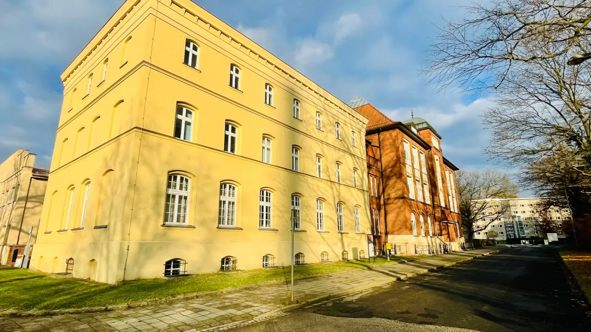 Das Oberstufenzentrum 1 Spree-Neiße in Forst bildet speziell in den Berufsfeldern Metalltechnik (Anlagentechnik, Mechatronik, Industrietechnik), Elektrotechnik, Informatik, Informationstechnik) und Verkehrstechnik (Kraftfahrzeugtechnik) aus.