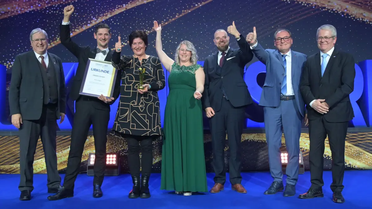 Zukunftspreis Brandenburg 2024: Die Erides GmbH Heinersbrück (Spree-Neiße) ist einer der sechs Preisträger, Geschäftsführer Martin Gründer (2.v.l.) neben Wirtschaftsminister Jörg Steinbach