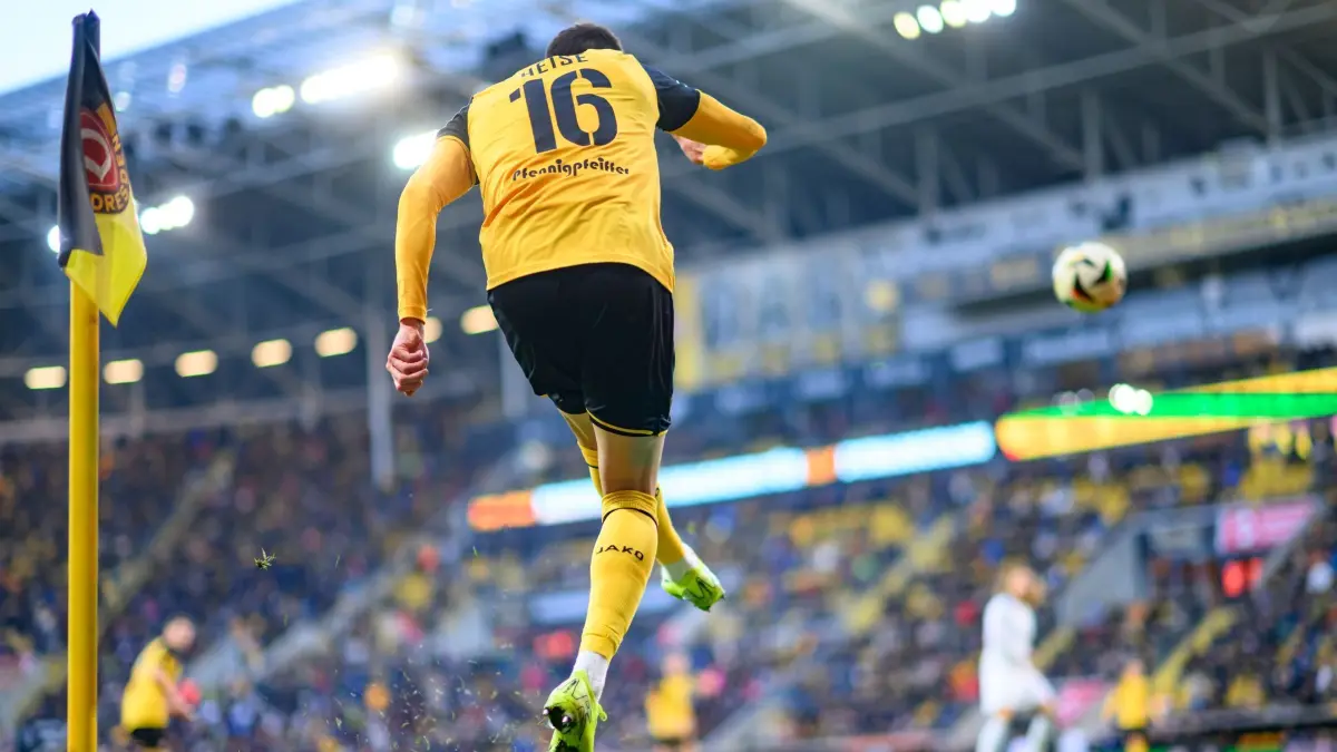 SG Dynamo Dresden - 1. FC Saarbrücken: 23.11.2024, Sachsen, Dresden: Fußball: 3. Liga, SG Dynamo Dresden - 1. FC Saarbrücken, 15. Spieltag, Rudolf-Harbig-Stadion, Dynamos Philip Heise tritt einen Eckstoß. Foto: Robert Michael/dpa/ZB - Honorarfrei nur für Bezieher des Dienstes ZB-Funkregio Ost +++ ZB-FUNKREGIO OST +++