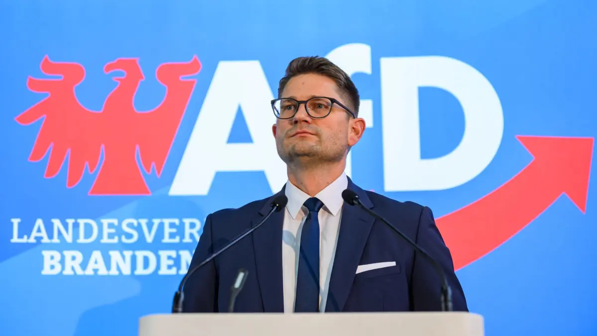 Landesparteitag AfD Brandenburg: 23.11.2024, Brandenburg, Prenzlau: René Springer, Landesvorsitzender der Brandenburger AfD, nimmt am Landesparteitag der AfD Brandenburg teil. Auf dem Landesparteitag will die Brandenburger AfD die personellen Weichen für die Bundestagswahl im Februar aufstellen. Foto: Patrick Pleul/dpa +++ dpa-Bildfunk +++