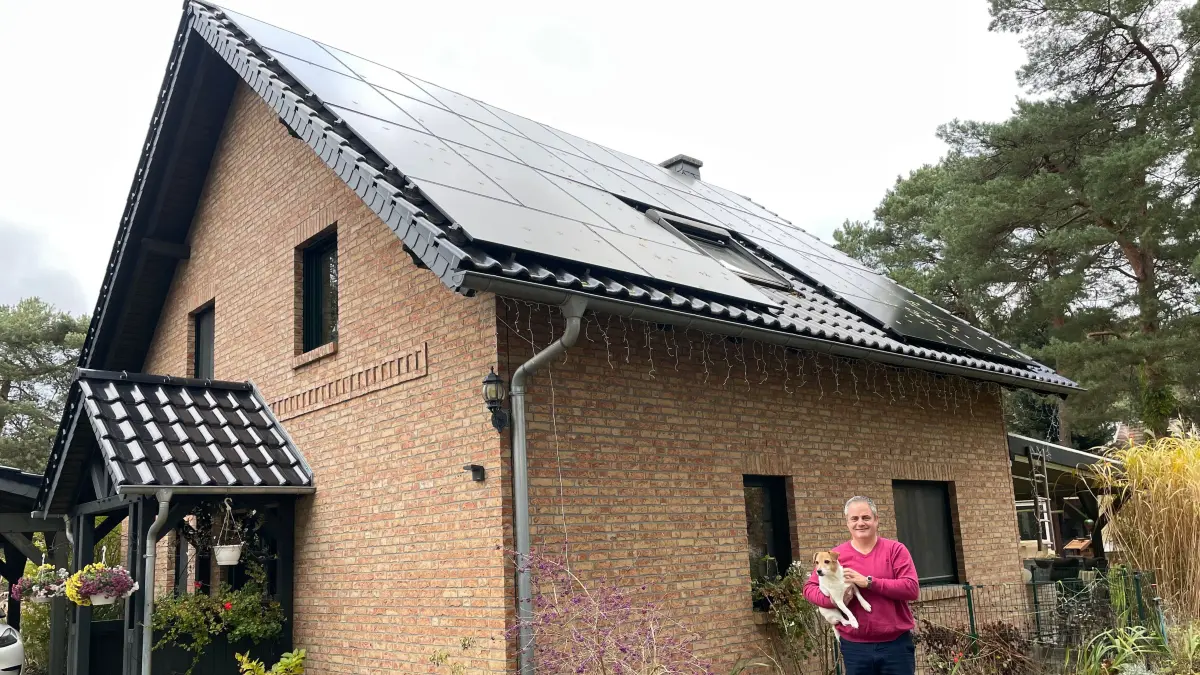 David Schaible mit seinem Hund Elvis vor seinem Haus in Zernsdorf.