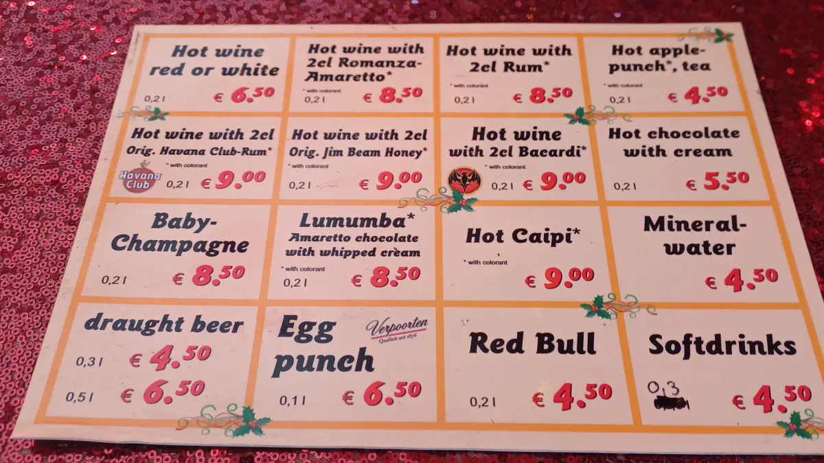 Preisliste eines Anbieters auf dem Weihnachtsmarkt am Breitscheidplatz in Berlin.