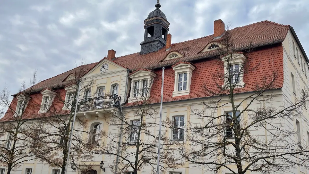 Das Rathaus Bad Liebenwerda ist Hauptsitz der Verbandsgemeinde Liebenwerda. Das Haus sieht von außen attraktiv aus, weist im Inneren allerdings erhebliche bauliche Defizite auf.