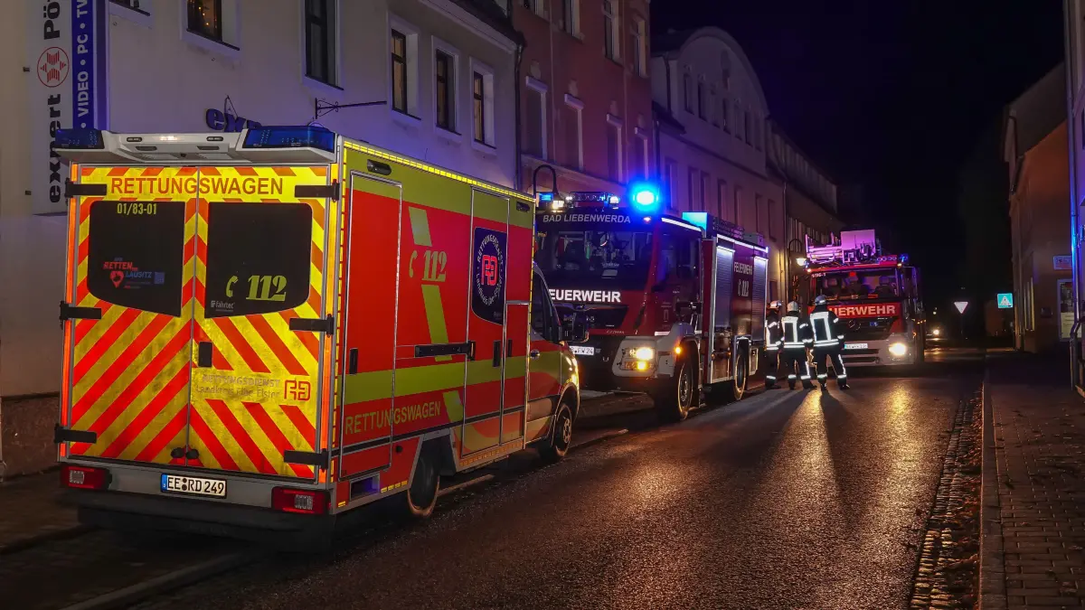 In die Bahnhofstraße in Bad Liebenwerda ist die Feuerwehr ausgerückt. Eine Mutter war von ihrem Kind aus der Wohnung ausgeschlossen worden.