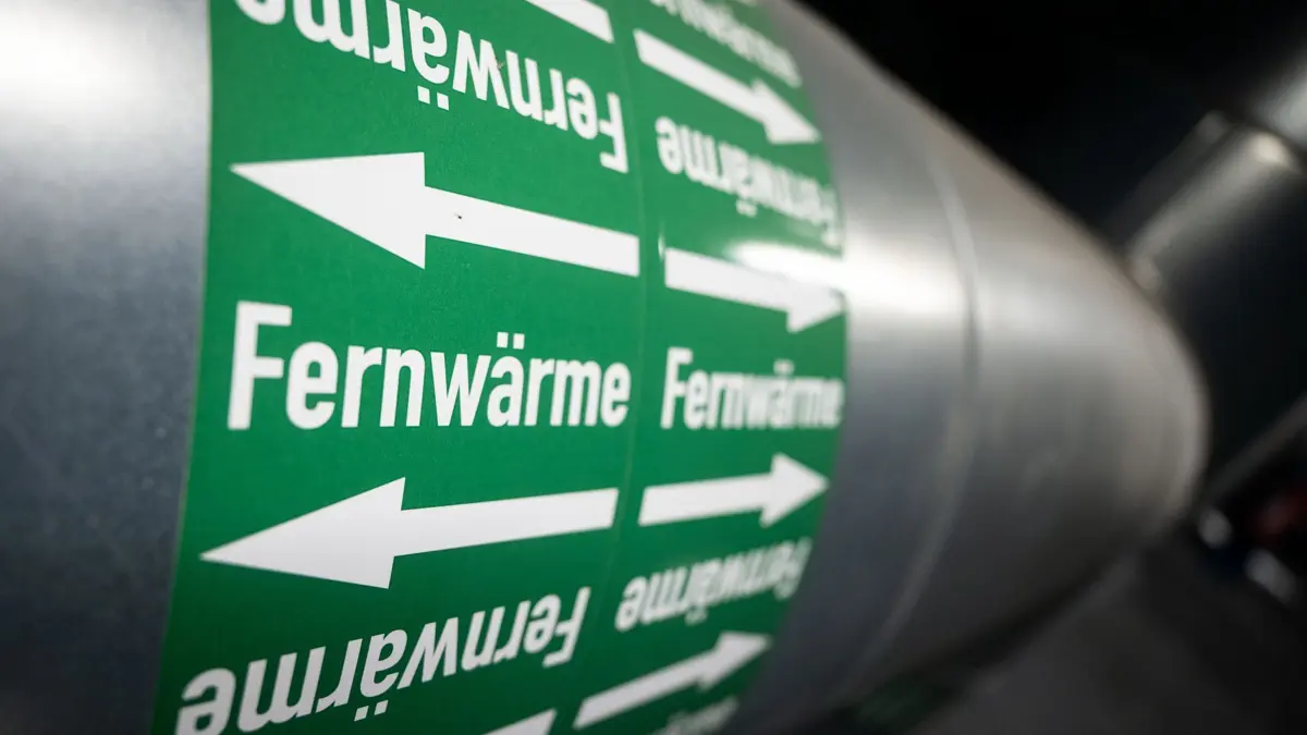 Fernwärme: ARCHIV - 10.03.2022, Baden-Württemberg, Stuttgart: Leitungen sind in der Fernwärmeverteilerstation eines Heizkraftwerks zu sehen. (zu dpa: «Rangliste: NRW bei Fernwärme im Mittelfeld») Foto: Marijan Murat/dpa +++ dpa-Bildfunk +++