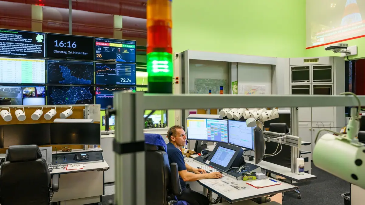 Digitaler Informationsraum in Brandenburg: 26.11.2024, Brandenburg, Cottbus: Die Leitstelle Süd mit der Integrierten Rettungsleitstelle Lausitz. Auf einem Pressetermin am selben Tag wurde ein neuer digitaler Informationsraum für die Behörden und Organisationen mit Sicherheitsaufgaben (BOS), die BOS-Cloud, vorgestellt. Die BOS-Cloud ermöglicht Polizei, Feuerwehren oder Hilfsorganisationen den digitalen Arbeitsablauf und Informationsaustausch bei gemeinsamen Einsätzen über alle Führungsebenen hinweg. Alle betroffenen Befehlsstellen sind in die technische Infrastruktur der BOS-Cloud integriert, so dass medienbruchfrei Einsatzinformationen auch in Krisen- und Katastrophenlagen ausgetauscht werden können. Foto: Patrick Pleul/dpa/ZB - Honorarfrei nur für Bezieher des Dienstes ZB-Funkregio Ost +++ ZB-FUNKREGIO OST +++