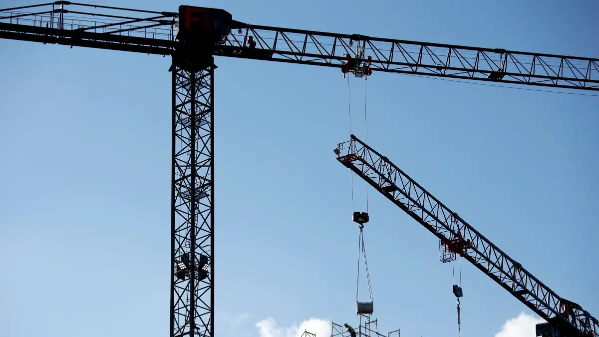 Einbruch beim Neubau: Da aktuell kaum neu gebaut wird, leeren sich auch in der Metall- und Stahlbranche die Auftragsbücher. Doch die Situation ist nicht ausweglos. Der Geschäftsführer von Metallbau Windeck erzählt, wie sein Unternehmen schon seit über Hundert Jahren Krisen meistert.