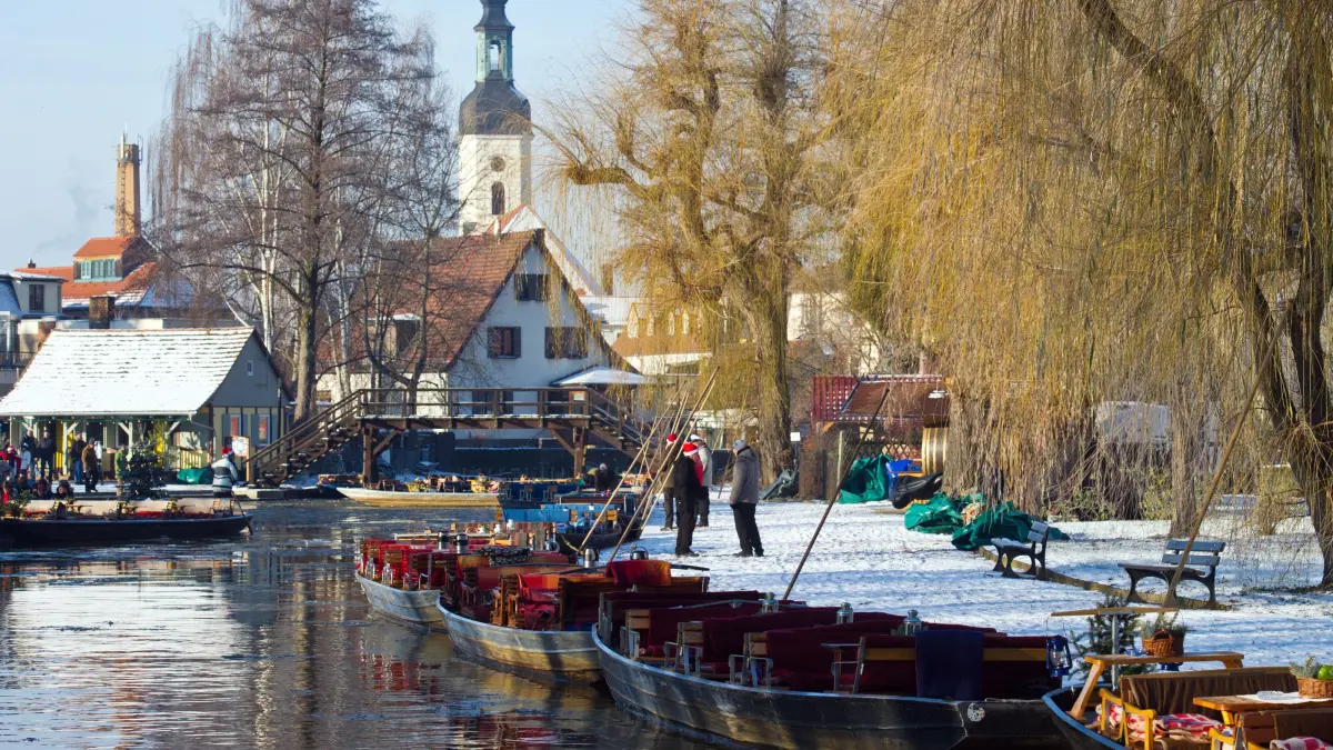 Viele Kähne stehen am 08.12.2012 im winterlichen Spreewaldhafen in Lübbenau (Brandenburg). Touristen konnten an diesem Tag vom Weihnachtsmarkt am Hafen in Lübbenau mit Kähnen durch die Winterlandschaft zum Weihnachtsmarkt im Freilandmuseum nach Lehde fahren. Foto: Patrick Pleul/dpa ++ +++ dpa-Bildfunk +++