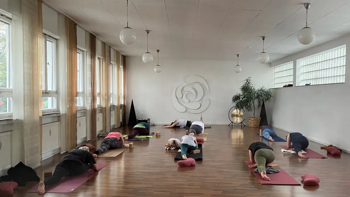 Zum Tag der offenen Tür kamen nicht nur Menschen mit Yoga-Erfahrung, sondern auch viele Neulinge. Hier praktizieren sie eine Position, die den Hüftbereich öffnet und dehnt: den schlafenden Schwan.