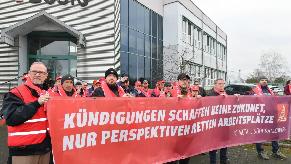 Protestveranstaltung bei der BOSIG Baukunststoffe GmbH in Elsterwerda: Protestveranstaltung bei der BOSIG Baukunststoffe GmbH in Elsterwerda
-