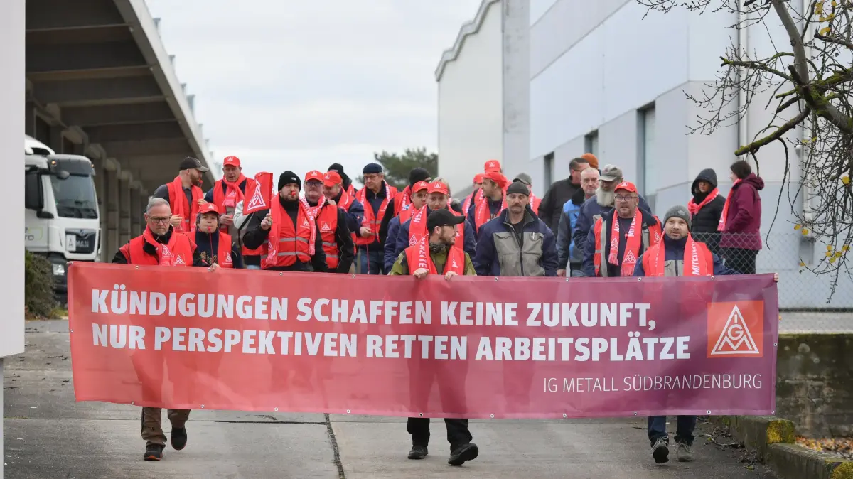 Protestveranstaltung bei der BOSIG Baukunststoffe GmbH in Elsterwerda: Protestveranstaltung bei der BOSIG Baukunststoffe GmbH in Elsterwerda
-