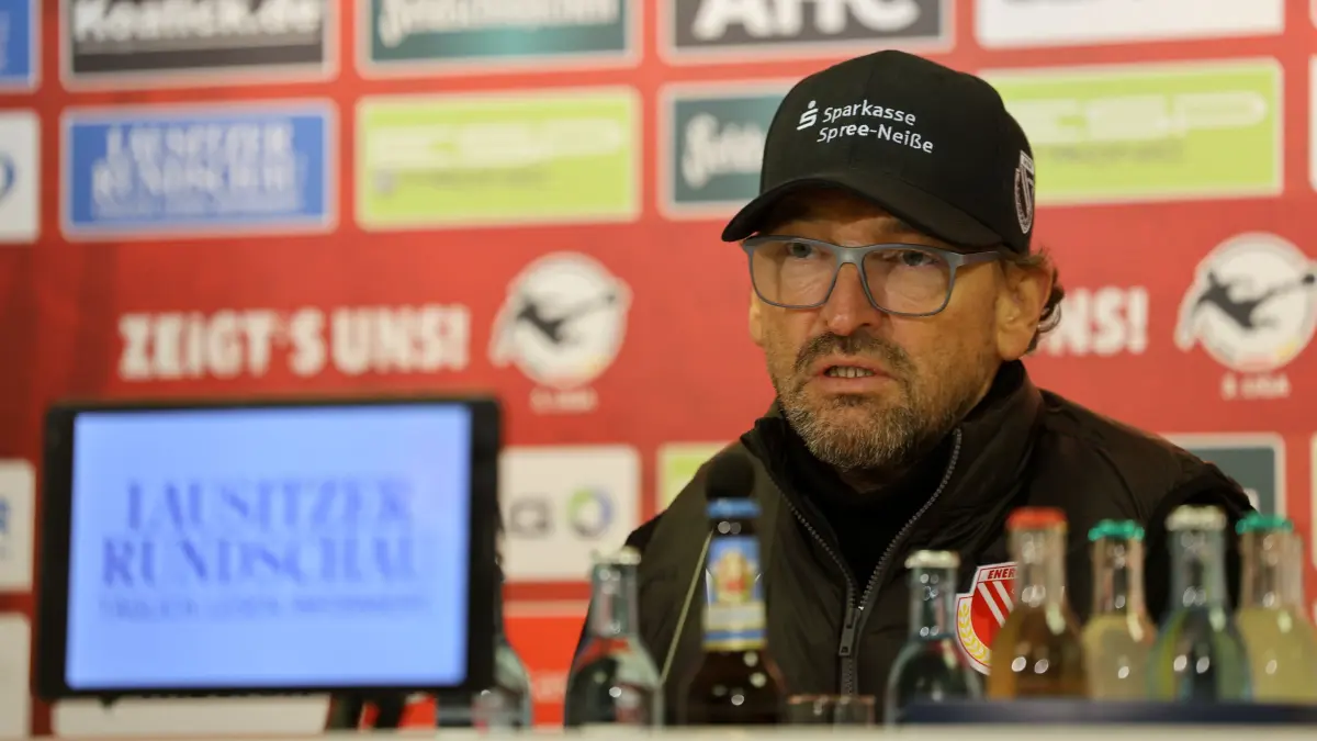 Fussball 3. Liga 2024/2025 FC Energie Cottbus - SpVgg Unterhaching: Trainer Claus-Dieter Wollitz (Energie Cottbus)