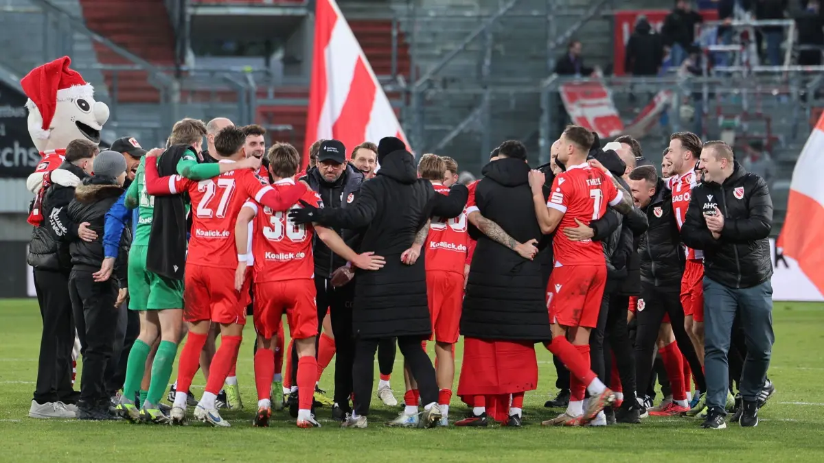 Fussball 3. Liga 2024/2025 FC Energie Cottbus - SpVgg Unterhaching: Die Mannschaft feiert den Sieg.