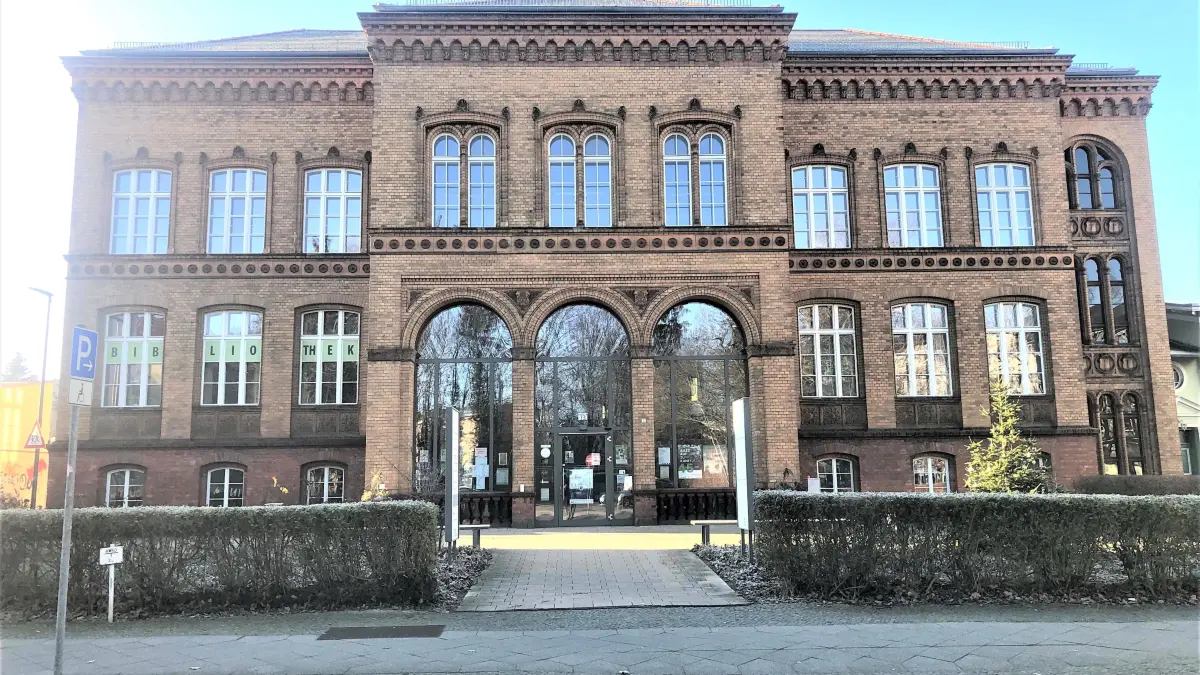 Willkommen im Bürgerbildungszentrum von Eberswalde: Die ehemalige Schule an der Puschkinstraße 13 beherbergt neben vielen anderen sozialen Einrichtungen auch die Stadtbibliothek.