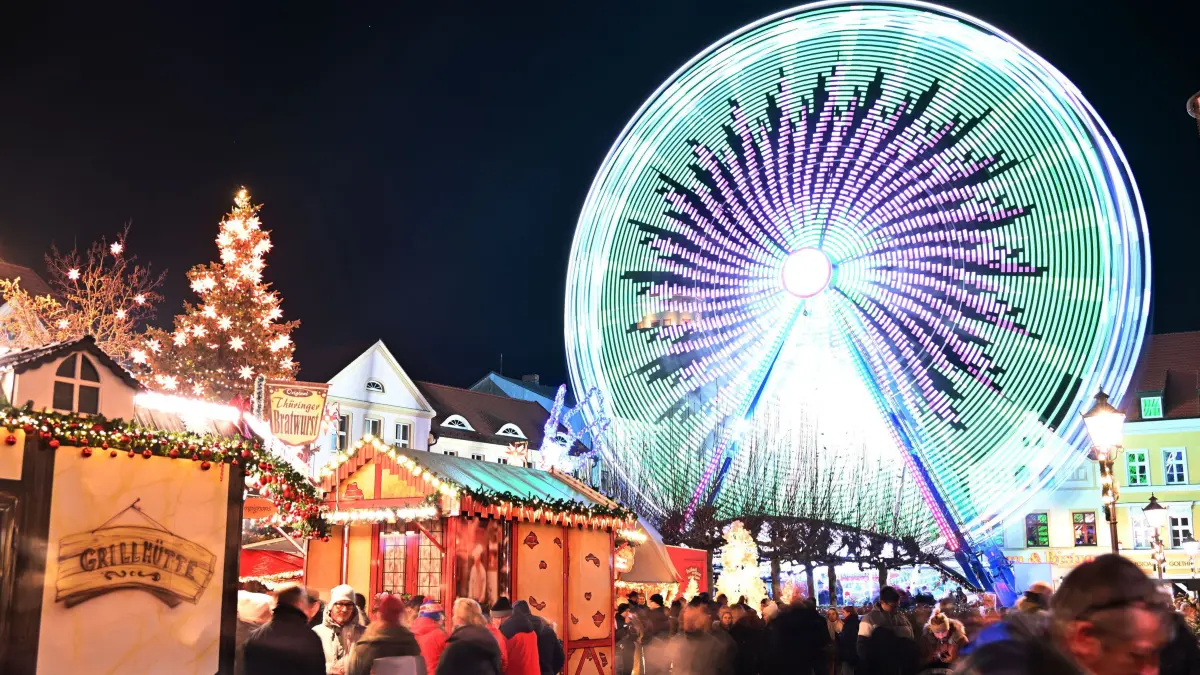 Weihnachtsmarkt Abend 2024 : Der Cottbuser Weihnachtsmarkt der 1000 Sterne am Abend: Jeden Tag lädt der Cottbuser Weihnachtsmarkt in der Vorweihnachtszeit zwischen Altmarkt, Spremberger Strasse und Stadtpromenade zum Bummeln und Verweilen ein. Eine besondere Attraktion ist auch in diesem Jahr das 32 Meter hohe Risenrad auf dem Altmarkt. Bis zum 23. Dezember hat er täglich von 11 bis 19 Uhr geöffnet (Gastronomie bis 21 Uhr). Während er am 24. Dezember geschlossen bleibt, öffnen die Händler am 25. Und 26. Dezember ihre Marktstände von 12 bis 18. Uhr. Auch in diesem Jahr geht der Cottbuser Weihnachtsmarkt nach dem Weihnachtsfest am 27. Dezember von 12 bis 18 Uhr (Gastronomie bis 21 Uhr) und am 28. Dezember von 11 bis 20 Uhr in die Verlängerung.