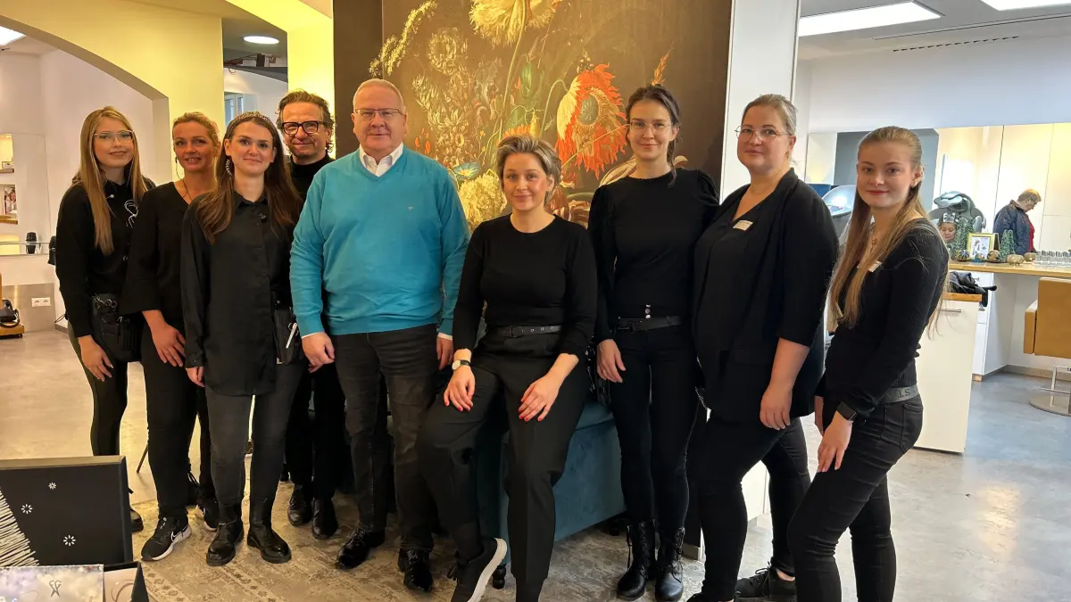 Der Oberbürgermeister Torsten Ruban-Zeh gratulierte dem Betreiber des Friseur-Salons Haarschneider Heiko Schneider zum Unternehmerpreis.