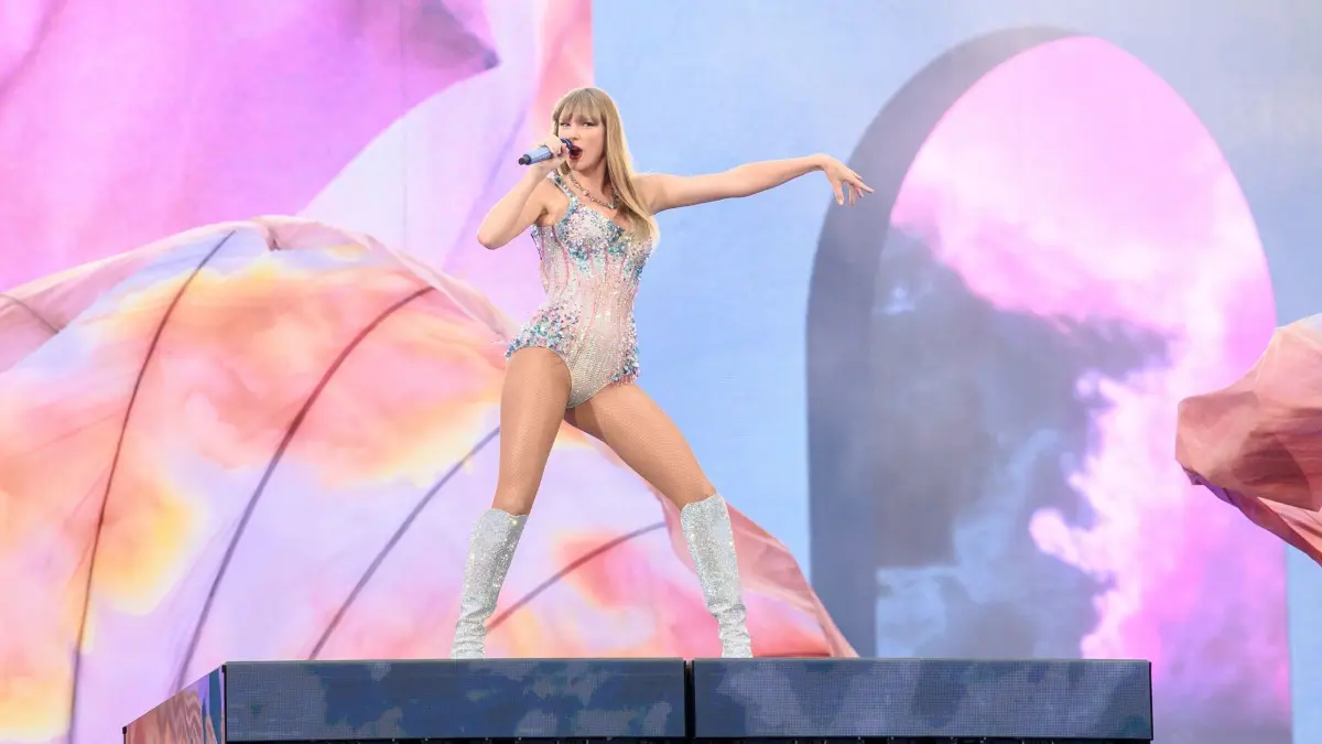 Taylor Swift „Eras Tour“ - Mailand: ARCHIV - 13.07.2024, Italien, Mailand: US-Sängerin Taylor Swift tritt im San-Siro-Stadion im Rahmen ihres Eras-Tour-Konzertes auf. (zu dpa: «Aktivismus bis Zauberberg: Ein Kultur-Glossar 2024») Foto: Claudio Furlan///LaPresse/dpa +++ dpa-Bildfunk +++
