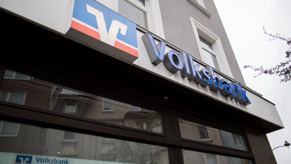 Volksbank Düsseldorf Neuss: ARCHIV - 02.08.2016, Nordrhein-Westfalen, Düsseldorf: Eine Filiale der Volksbank Düsseldorf Neuss. (zu dpa: «Razzia nach 100 Millionen-Betrug») Foto: Maja Hitij/dpa +++ dpa-Bildfunk +++