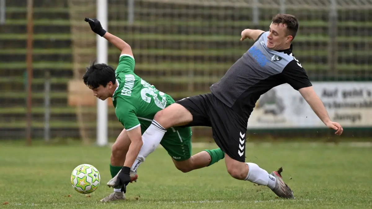 Fussball : Fürstenwalde, Fussball Brandenburgliga, Union Fürstenwalde - SV Zehdenick, Tung Nguyen Dinh Tran gegen Eric Nowak
07.12.2024 FOTO BENK